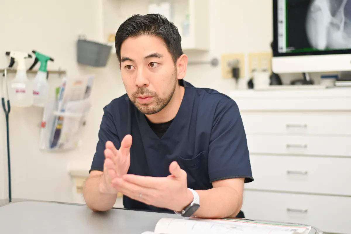 診察室で検査結果を説明する院長